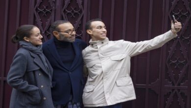 Photo de Le Roi Mohammed VI à Paris avec le Prince Moulay El Hassan et la Princesse Lalla Khadija