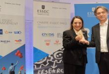 Photo de ESSEC Business School: Dislog Group reçoit un trophée à Paris