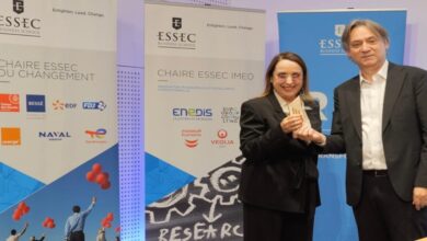 Photo de ESSEC Business School: Dislog Group reçoit un trophée à Paris